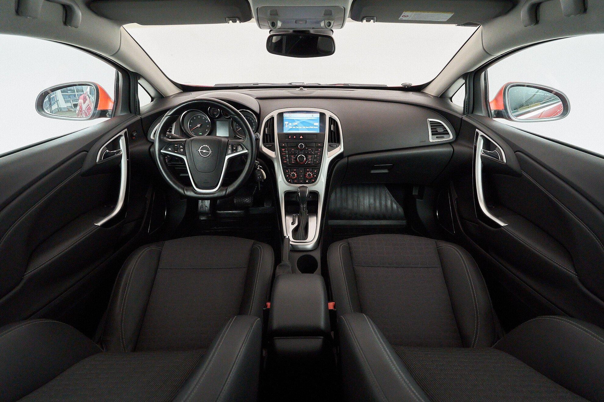 Opel Astra 2013, красный