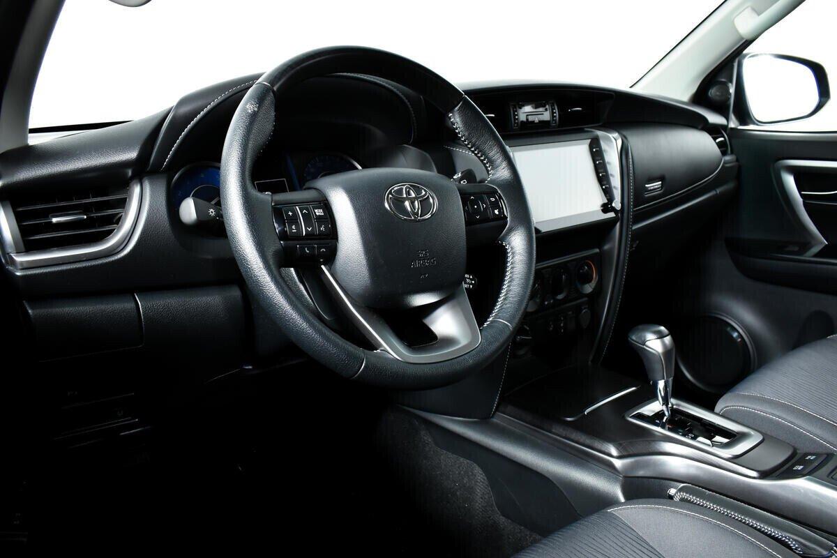 Toyota Fortuner 2021, серый