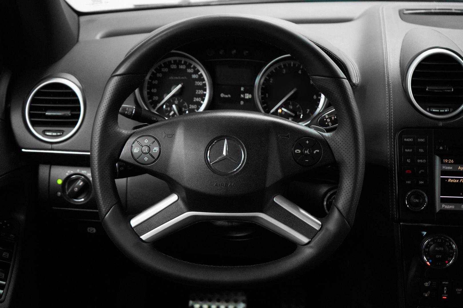 Mercedes-Benz M-Класс 2010, черный