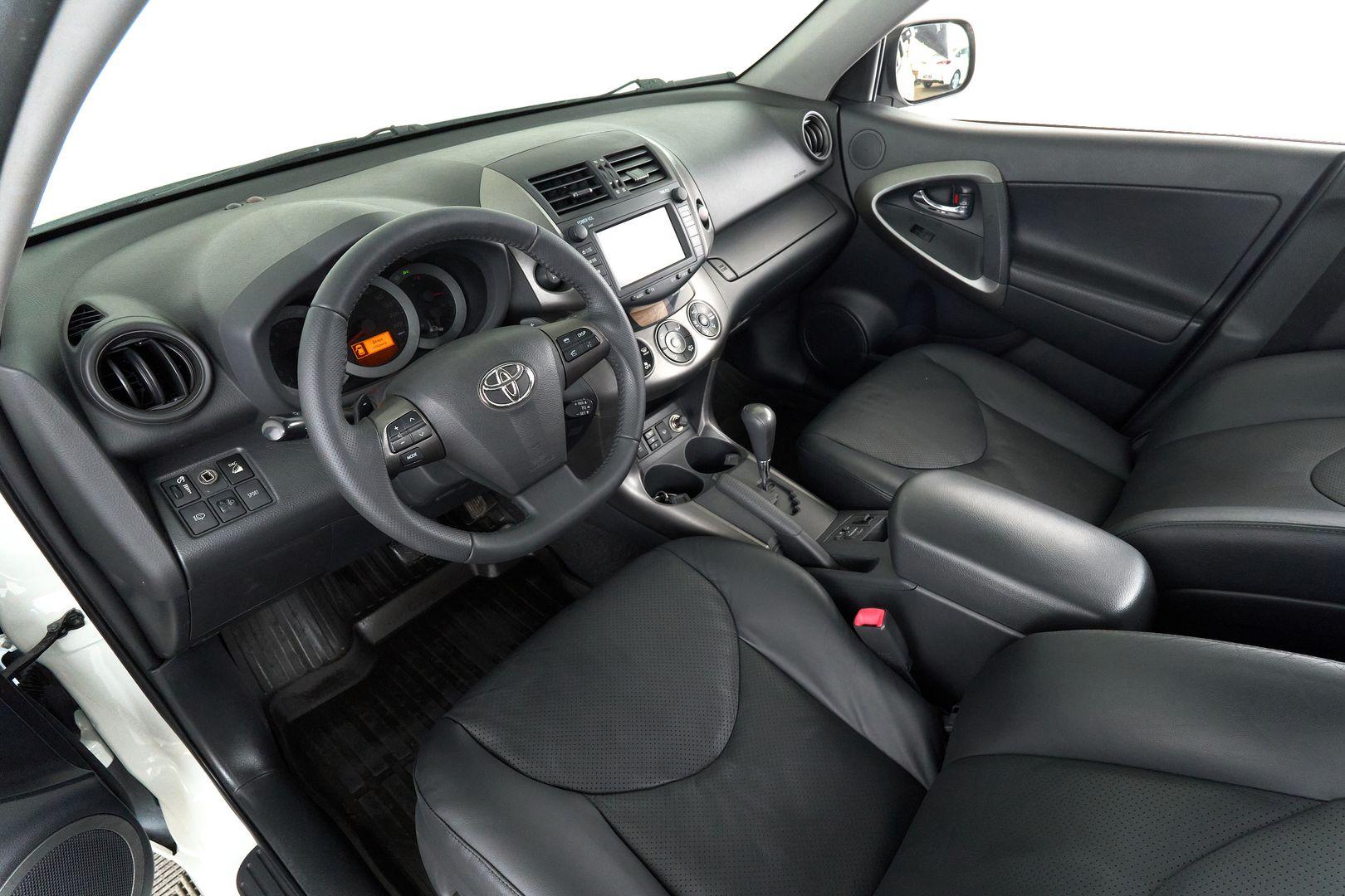 Toyota RAV4 2011, белый