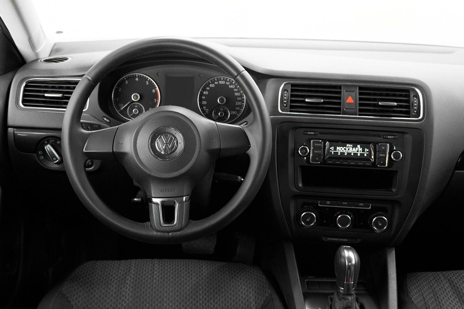 Volkswagen Jetta 2012, белый