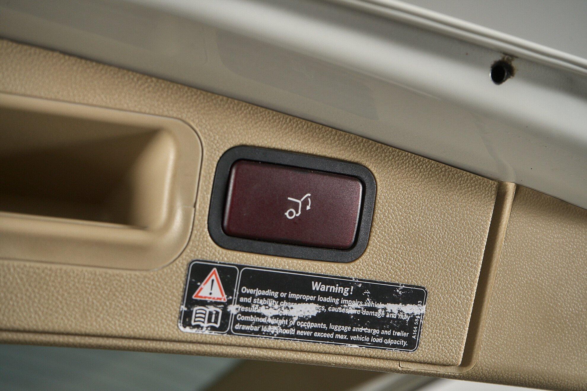 Mercedes-Benz M-Класс 2010, белый