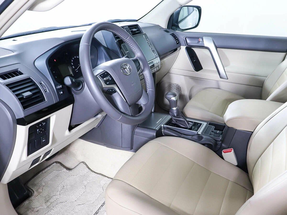 Toyota Land Cruiser Prado 2022, белый