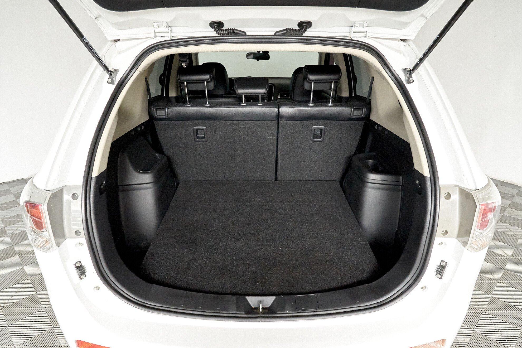 Mitsubishi Outlander 2012, белый