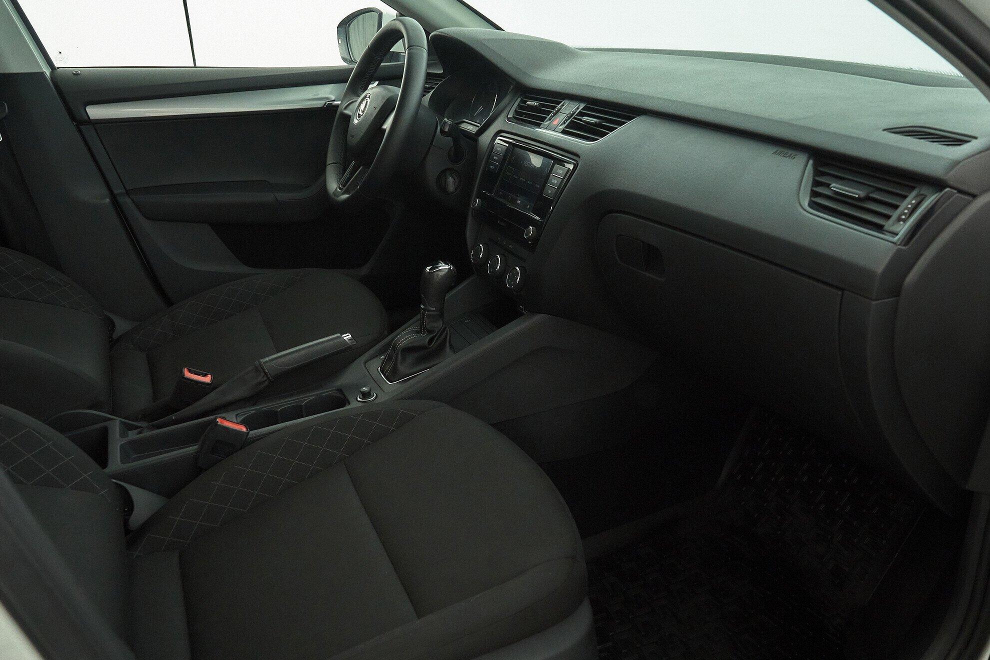 Skoda Octavia 2020, белый