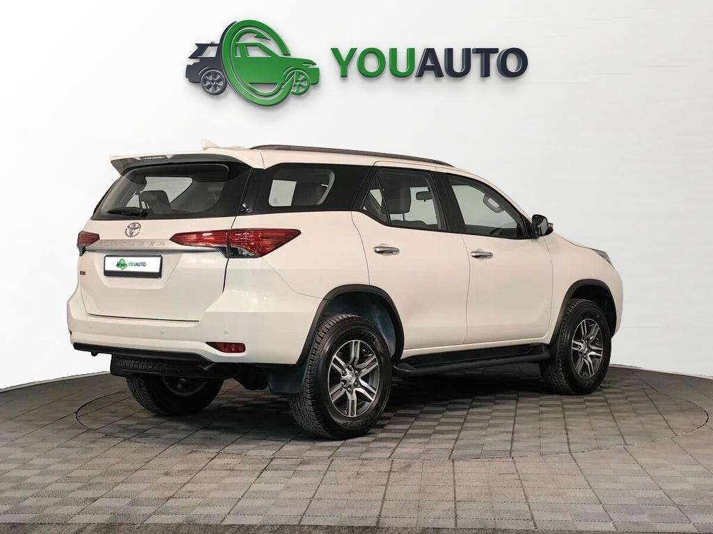 Toyota Fortuner 2021, белый