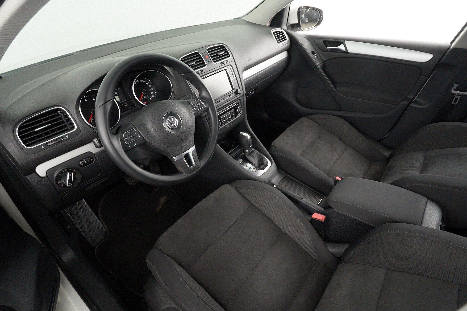 Volkswagen Golf 2012, белый