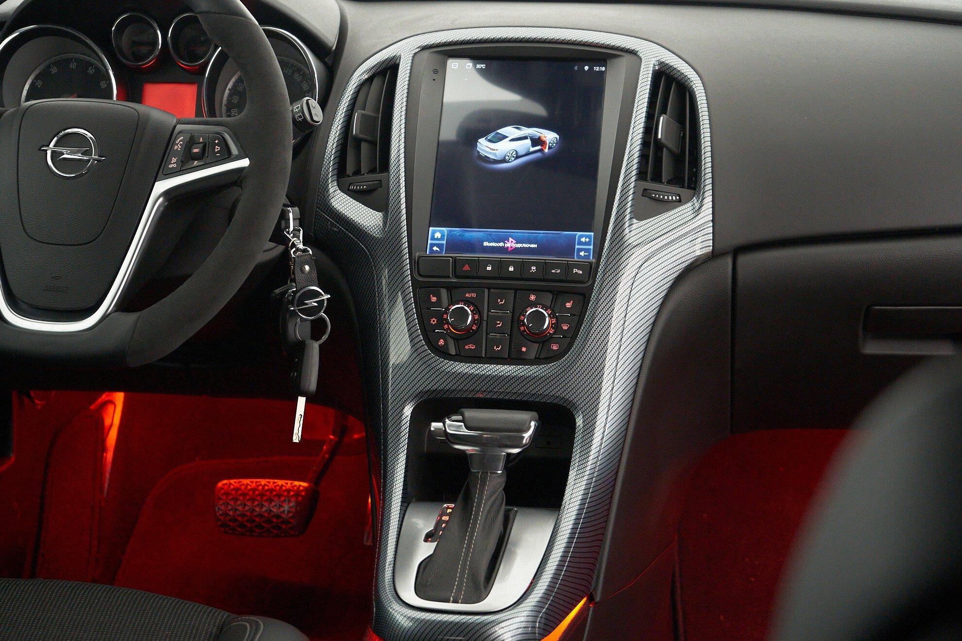 Opel Astra 2013, белый