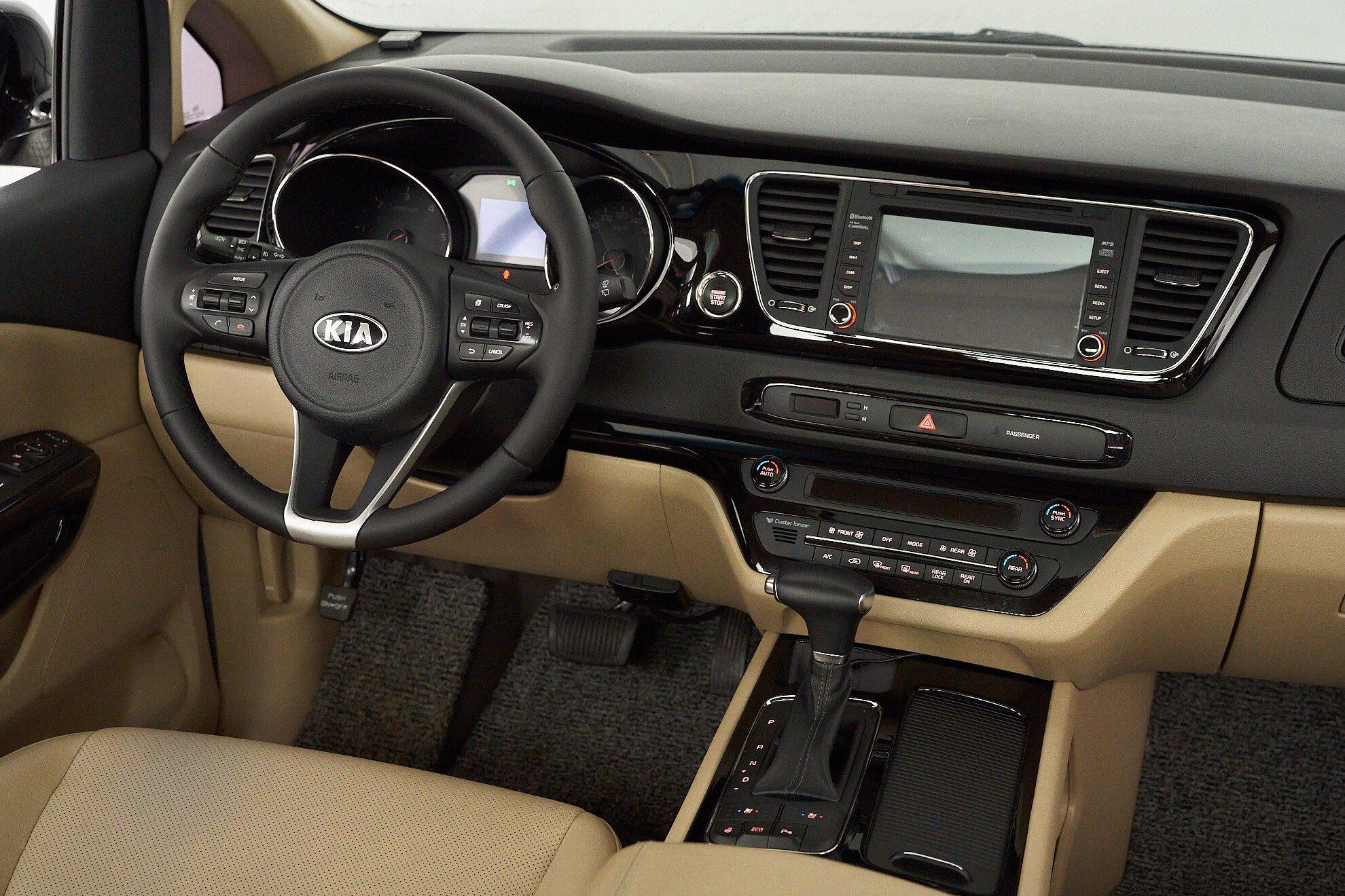 Kia Carnival 2019, черный