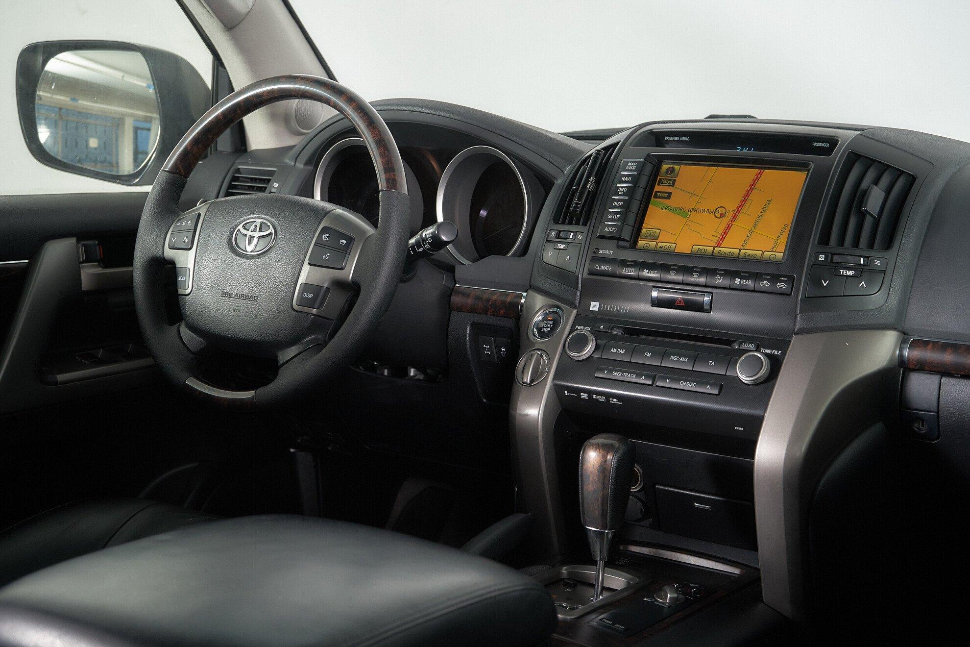 Toyota Land Cruiser 2011, белый