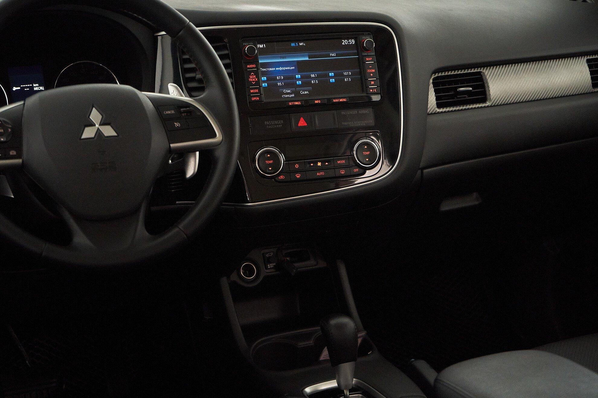 Mitsubishi Outlander 2013, черный