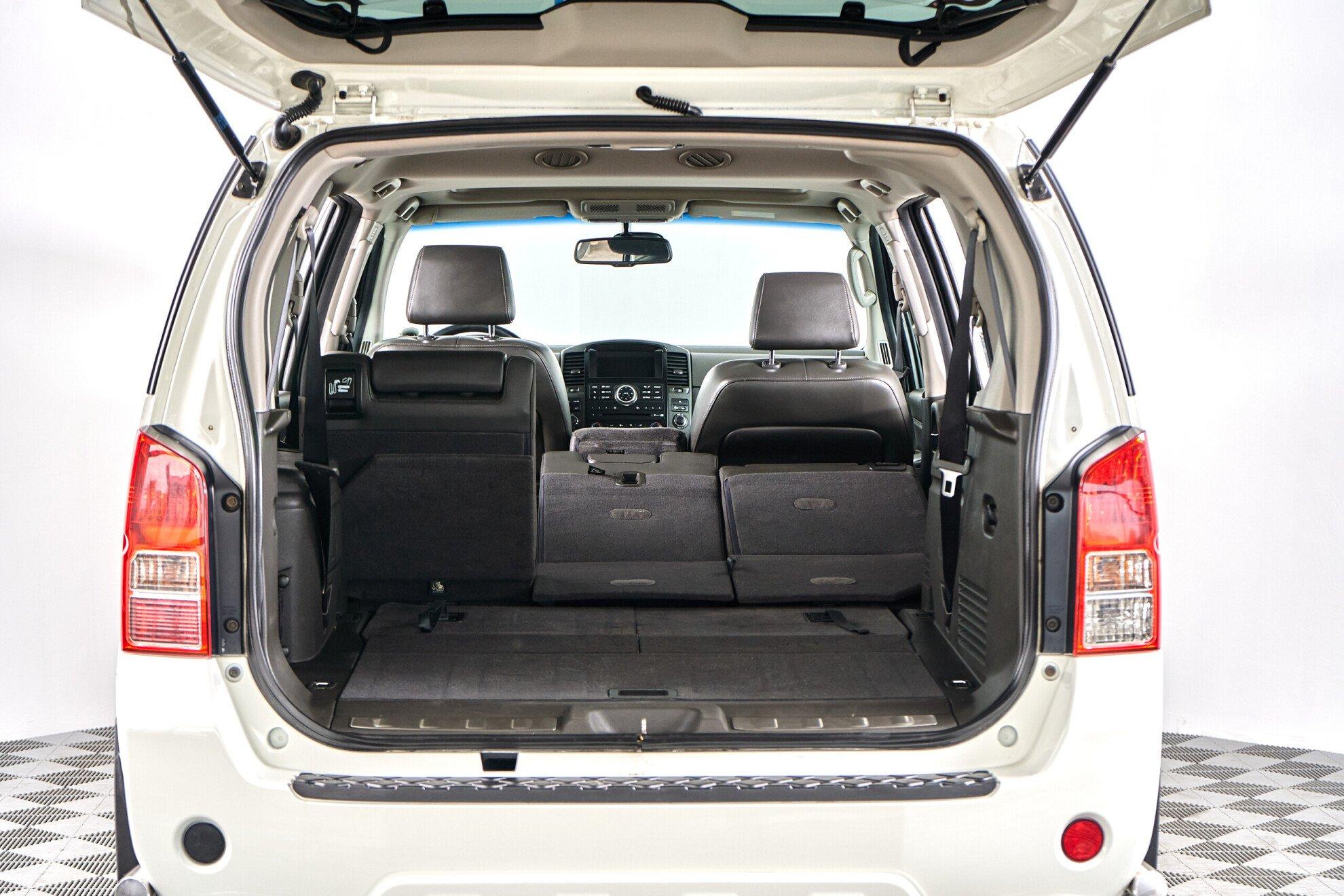 Nissan Pathfinder 2011, белый