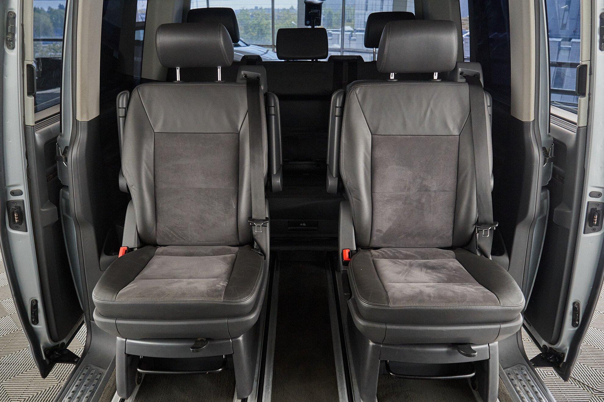 Volkswagen Multivan 2010, серебряный