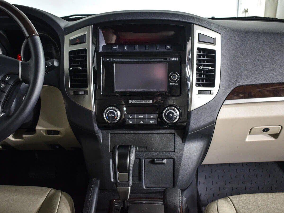 Mitsubishi Pajero 2021, серый