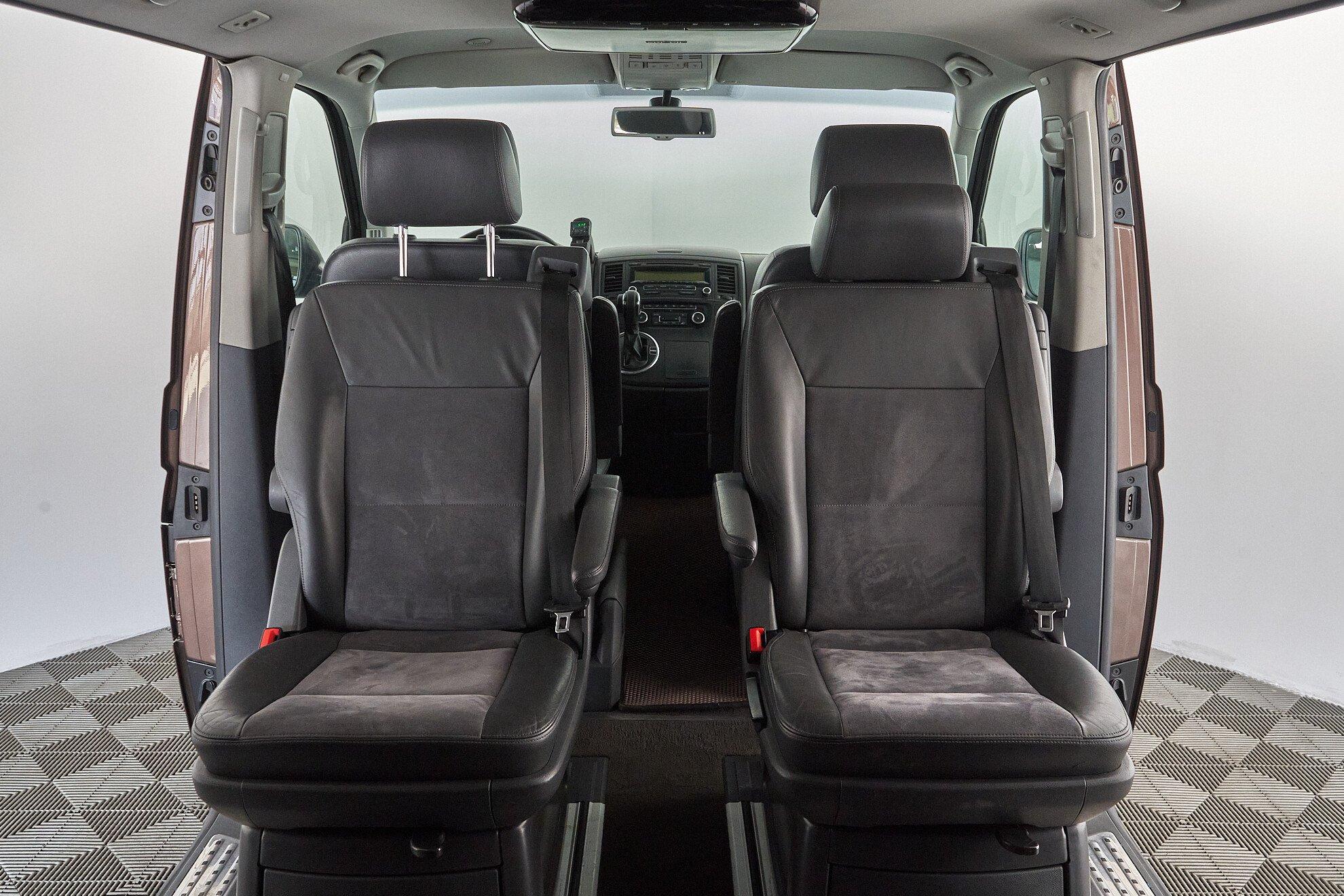 Volkswagen Multivan 2010, коричневый