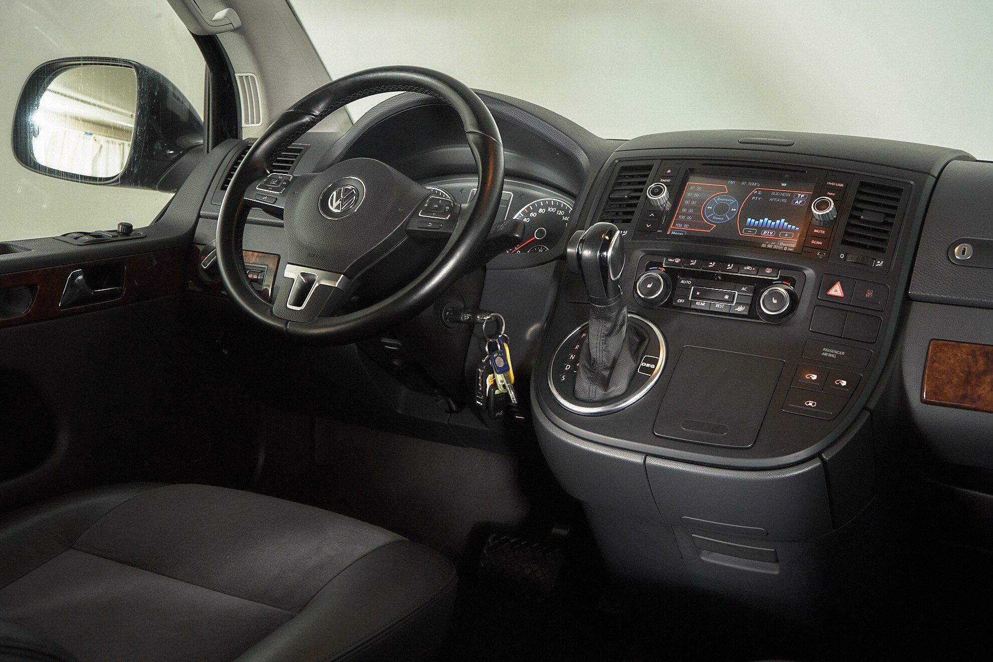 Volkswagen Multivan 2013, черный