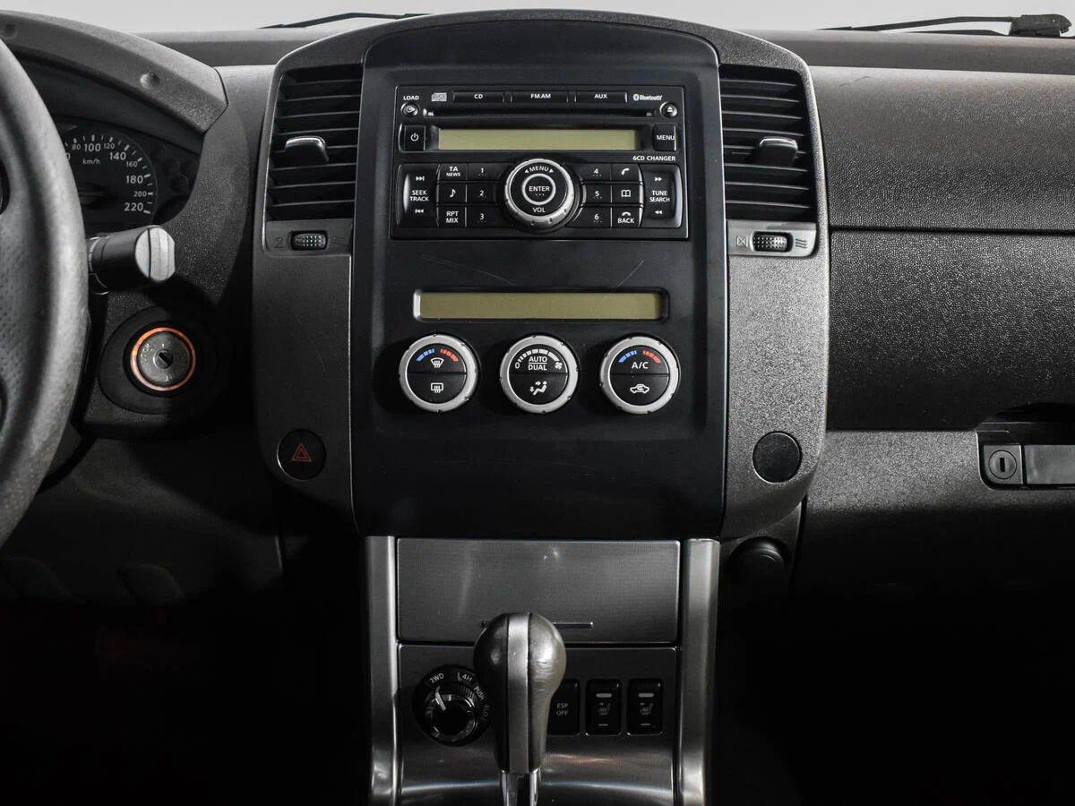 Nissan Navara (Frontier) 2011, черный
