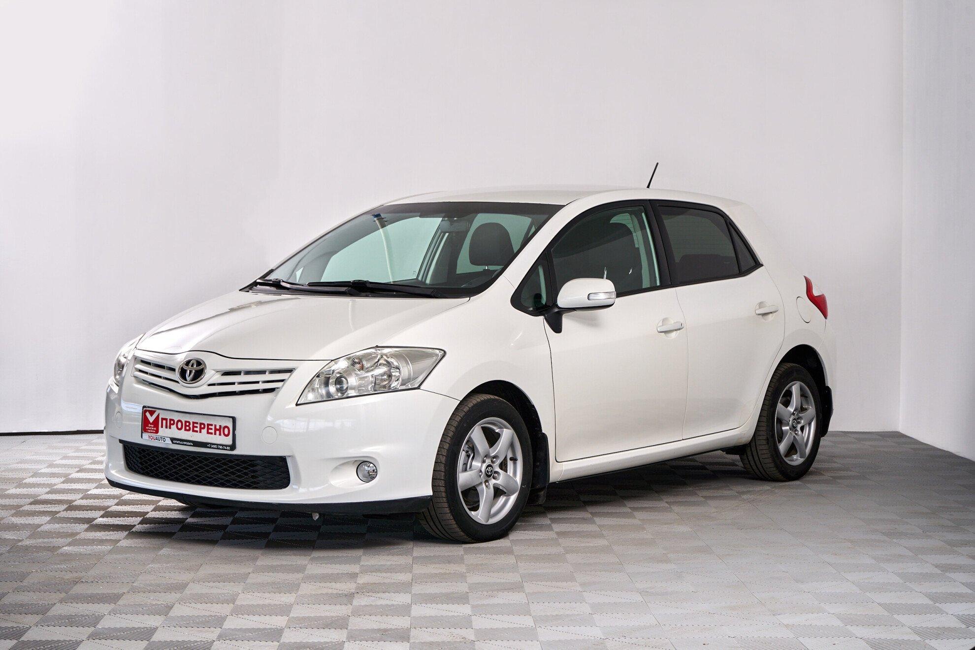 Toyota Auris 2011, белый
