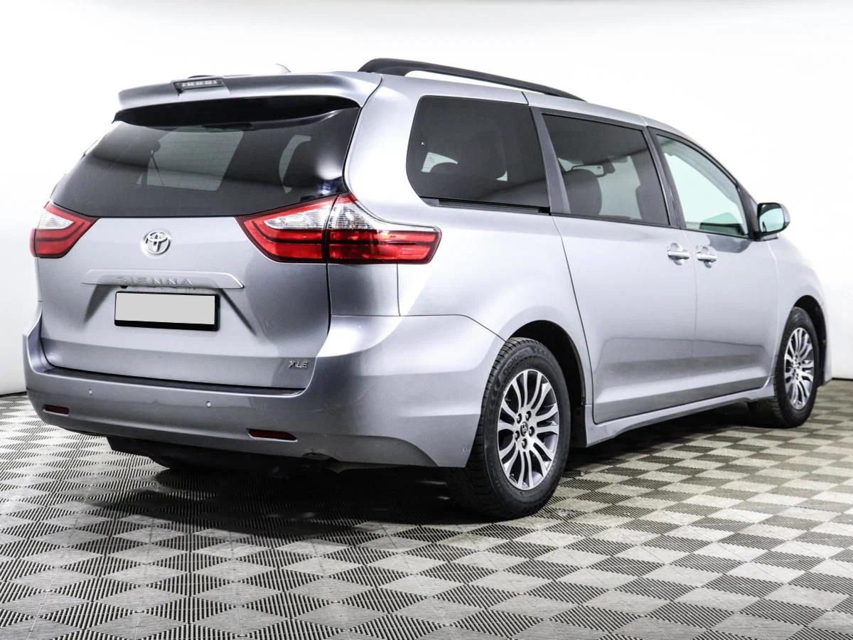 Toyota Sienna 2017, серебряный