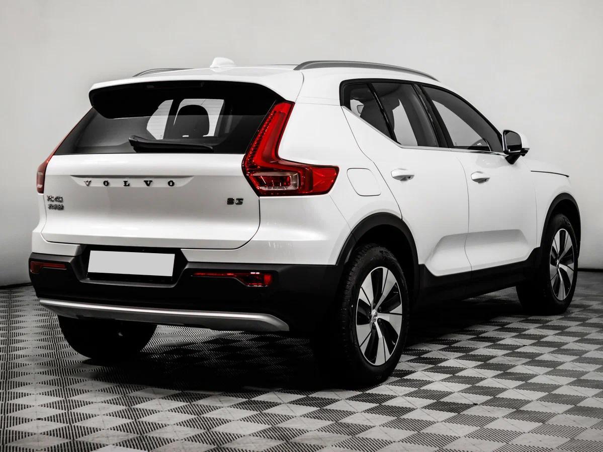 Volvo XC40 2024, белый