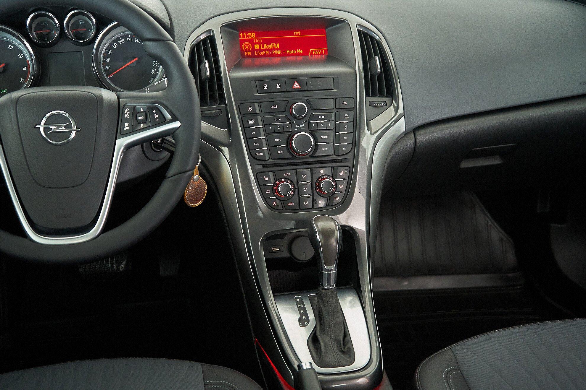 Opel Astra 2013, белый