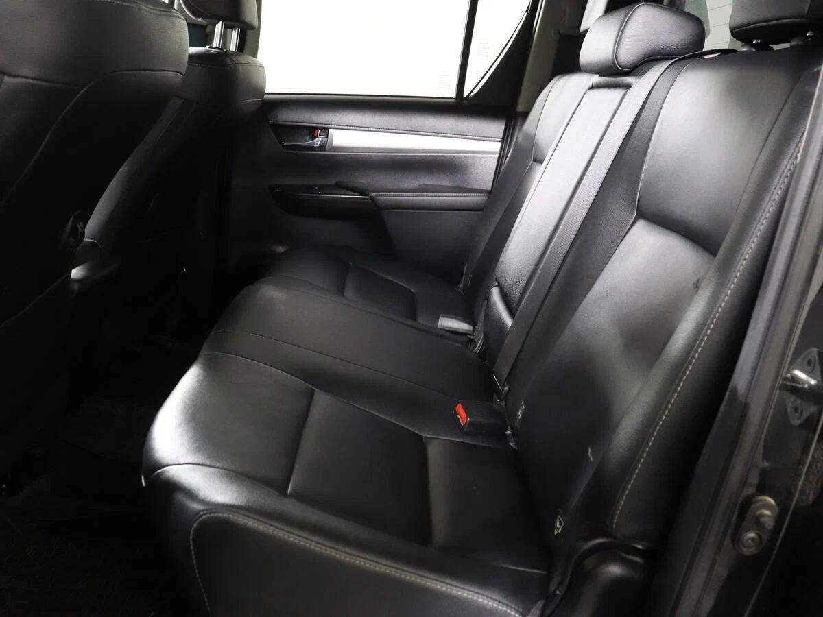 Toyota Hilux 2017, черный
