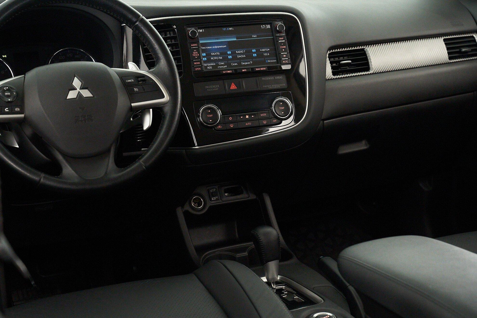 Mitsubishi Outlander 2013, белый