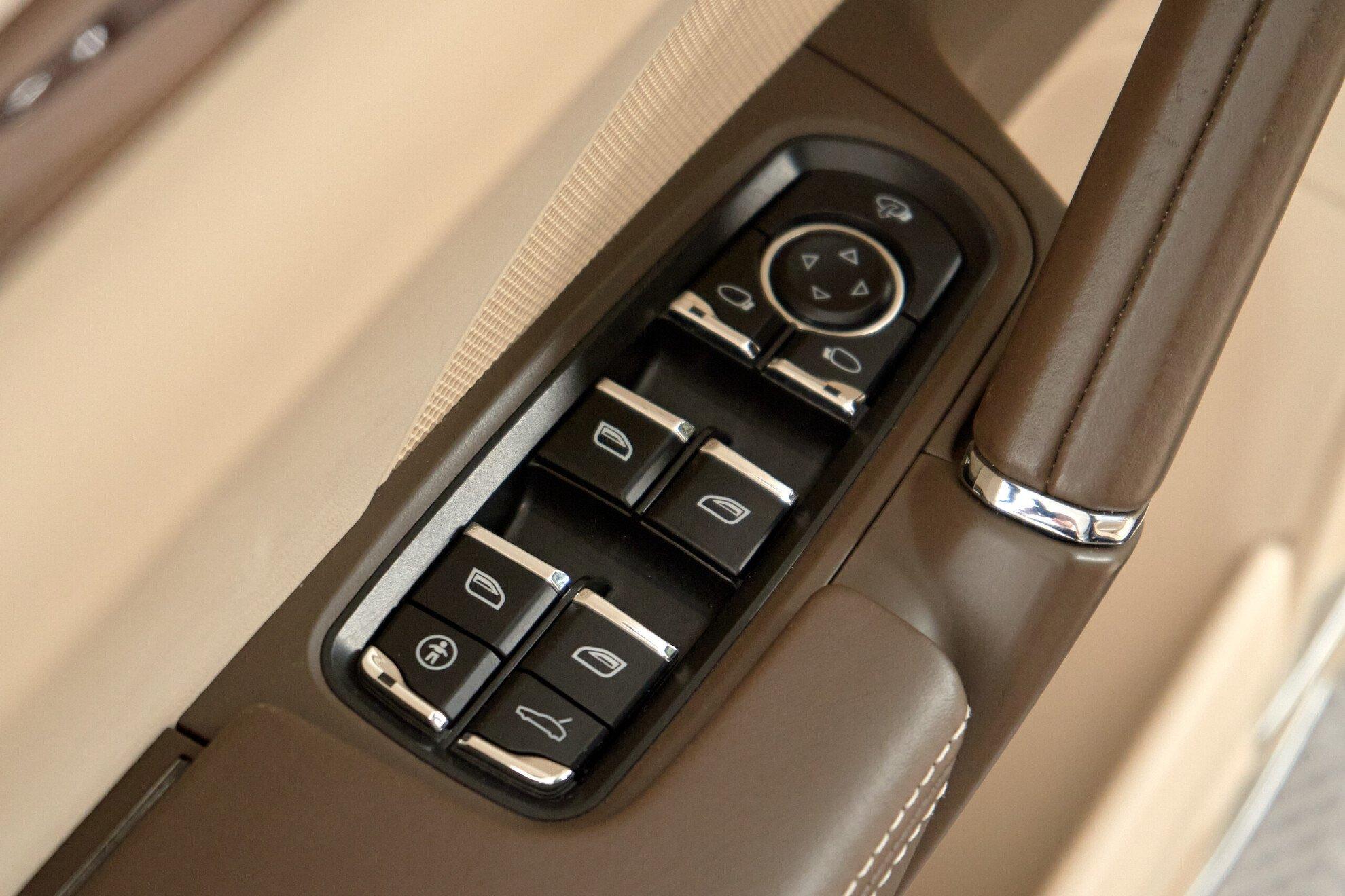 Porsche Cayenne 2012, черный