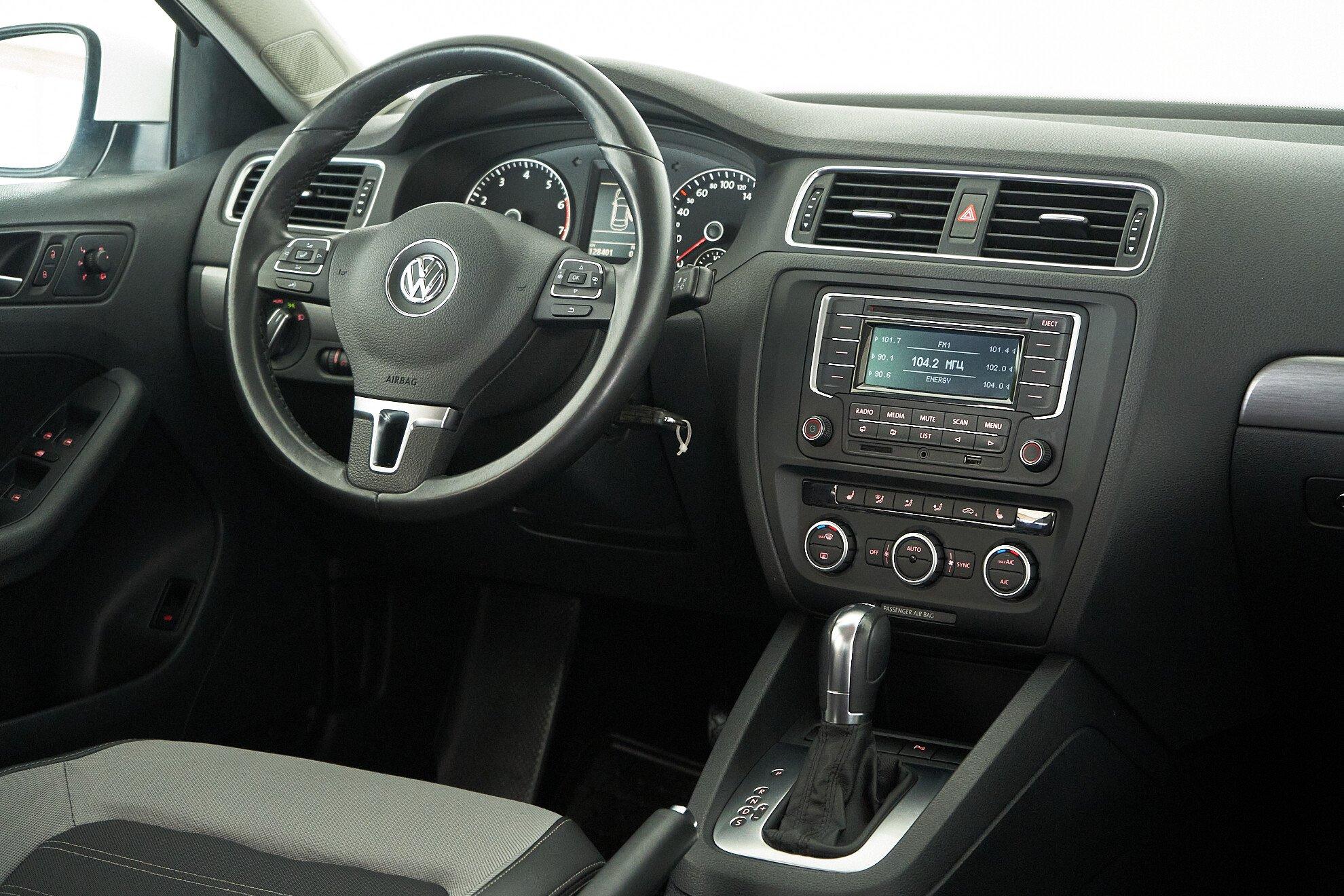 Volkswagen Jetta 2014, белый