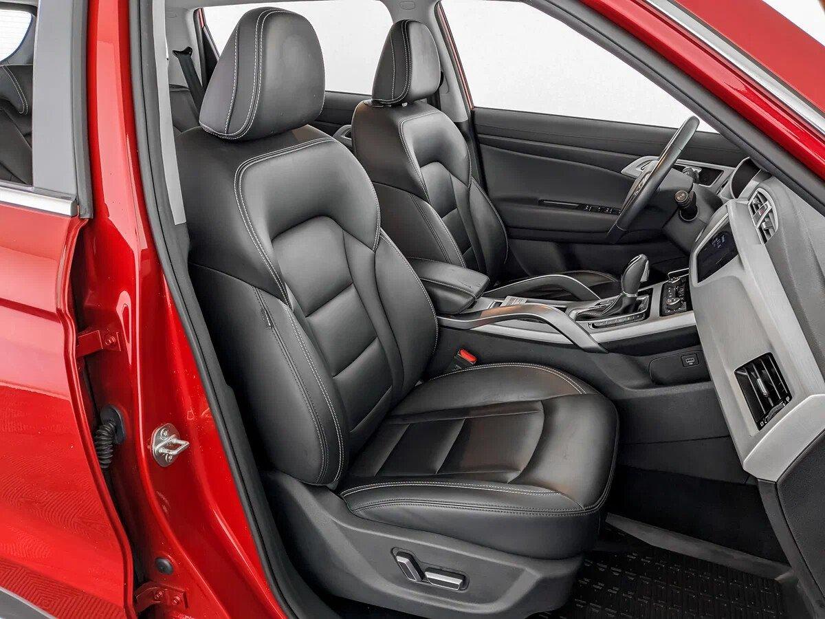 Geely Atlas 2020, красный