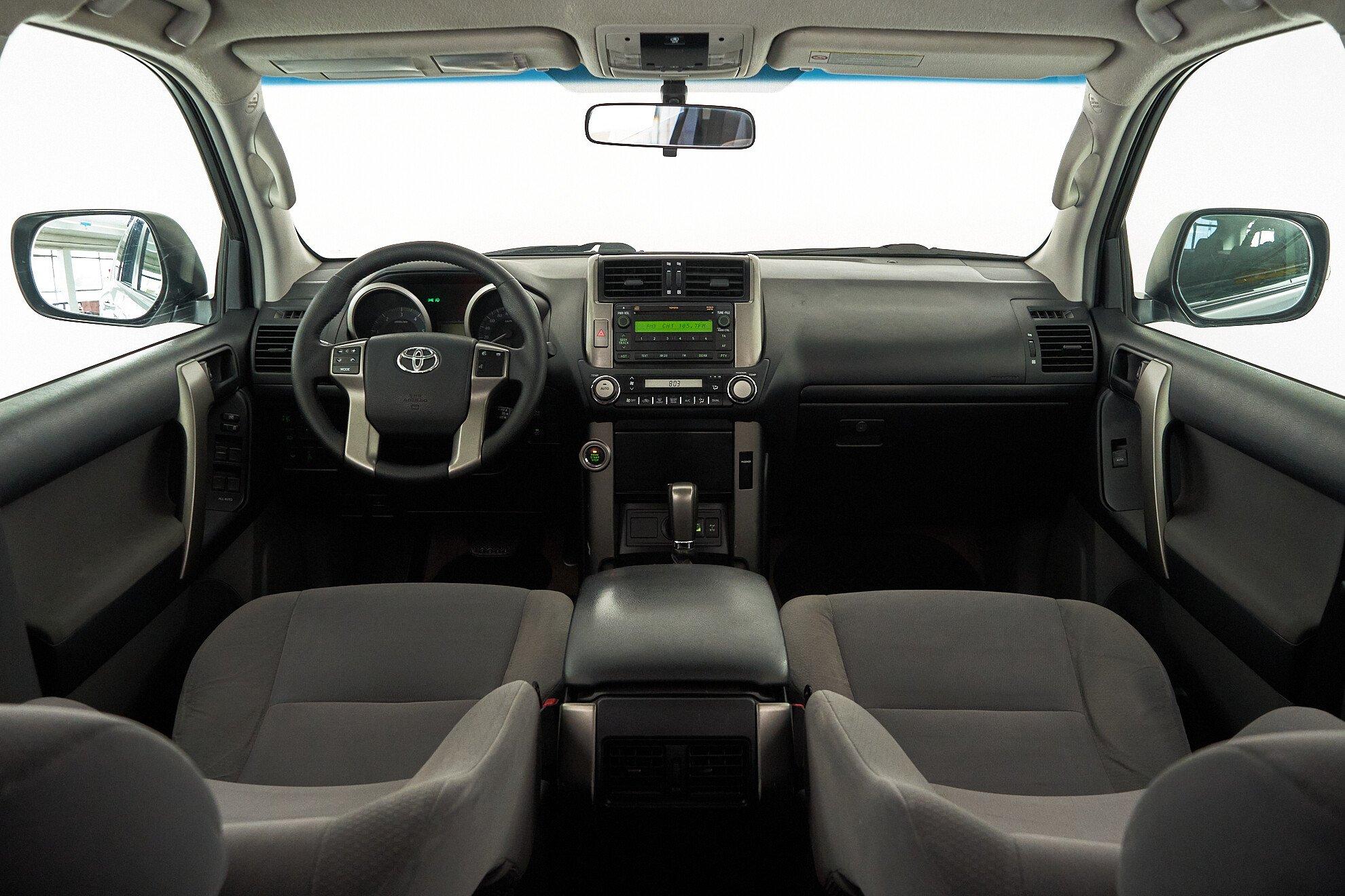 Toyota Land Cruiser Prado 2010, серебряный