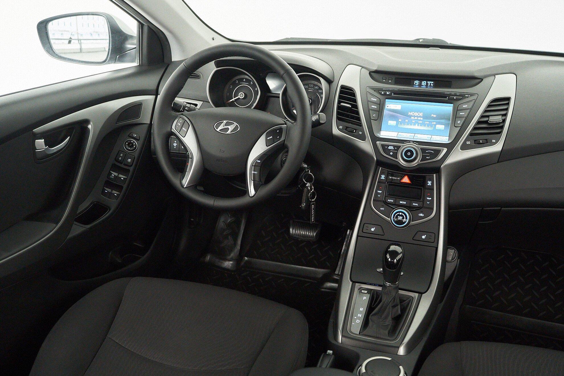 Hyundai Elantra 2015, серебряный