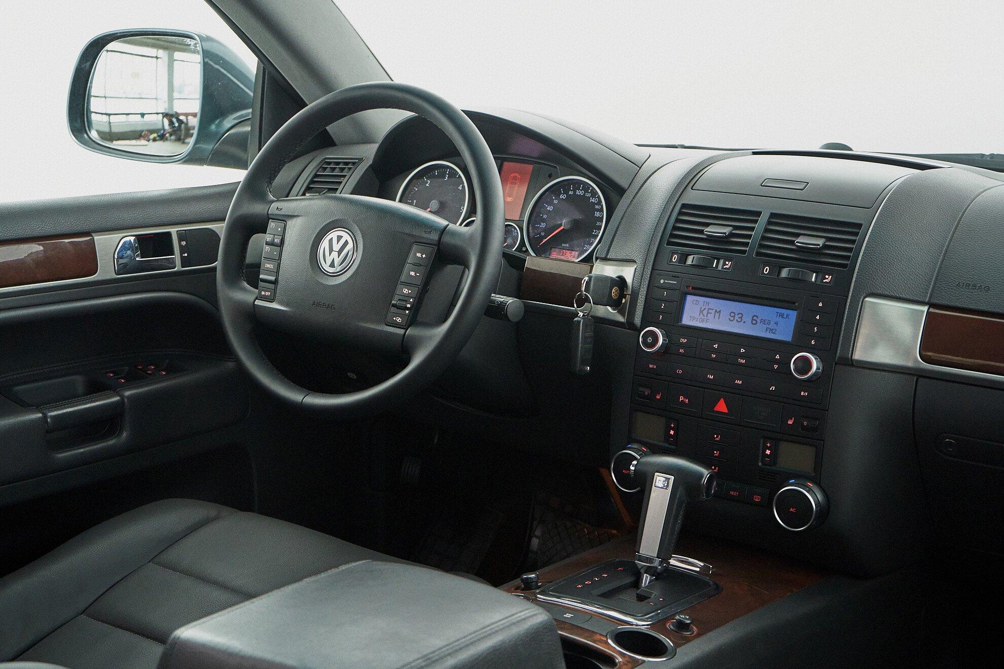 Volkswagen Touareg 2009, серый