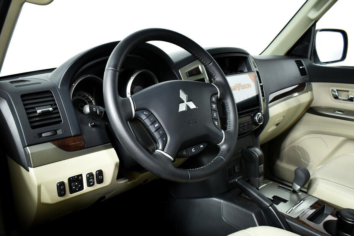 Mitsubishi Pajero 2021, белый