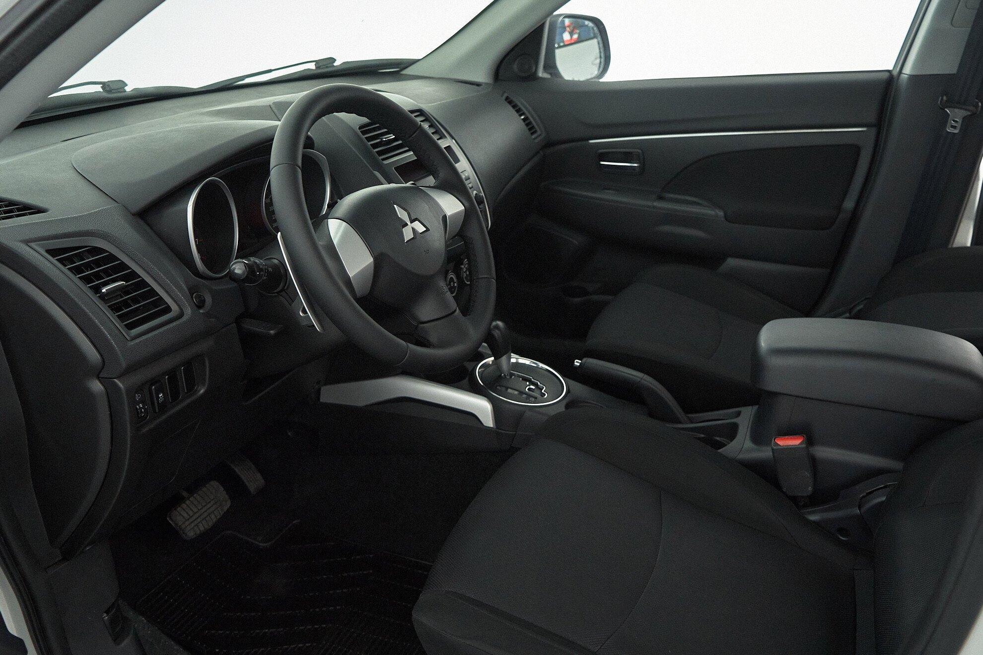 Mitsubishi ASX 2012, белый