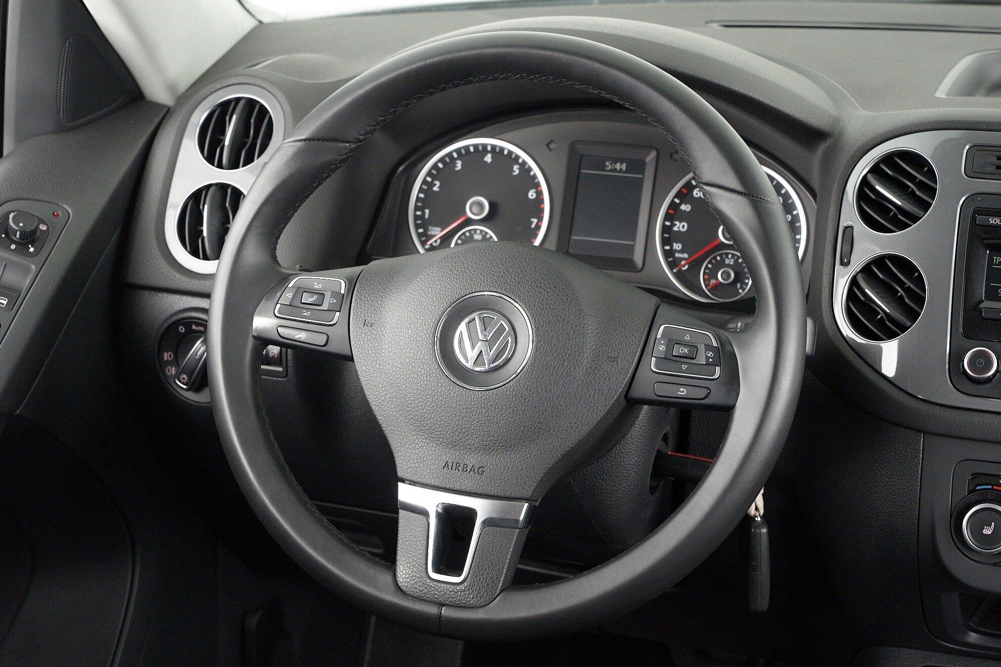 Volkswagen Tiguan 2012, серебряный