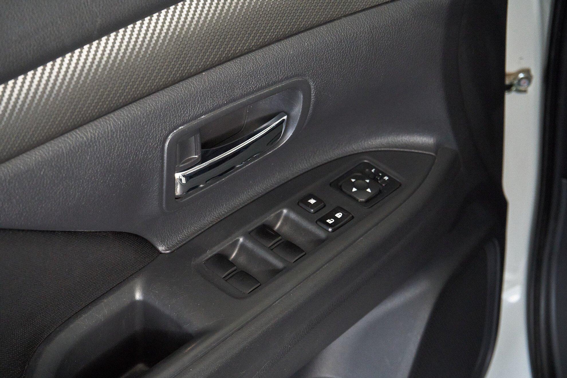 Mitsubishi Outlander 2013, белый