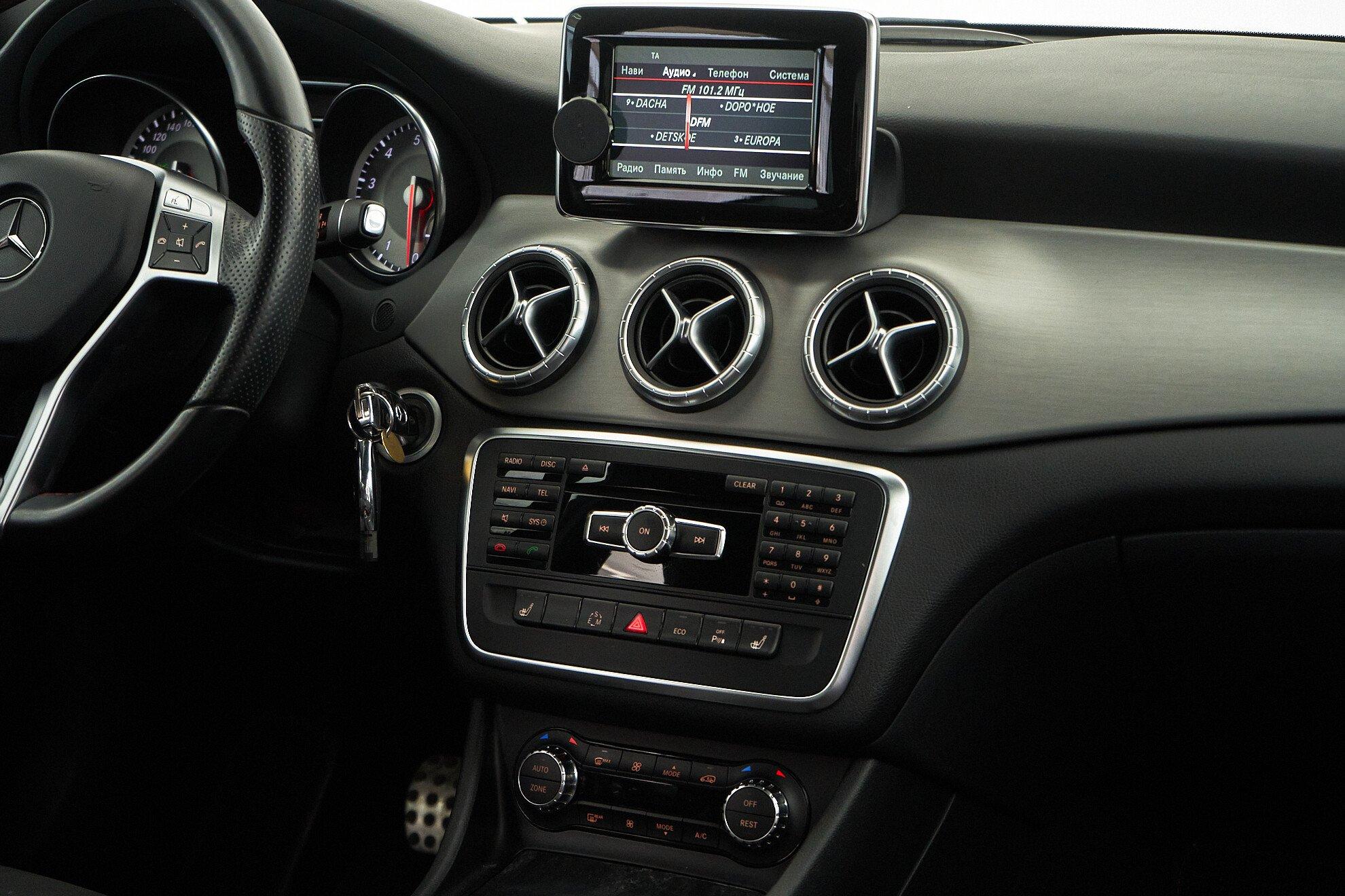 Mercedes-Benz CLA 2013, белый