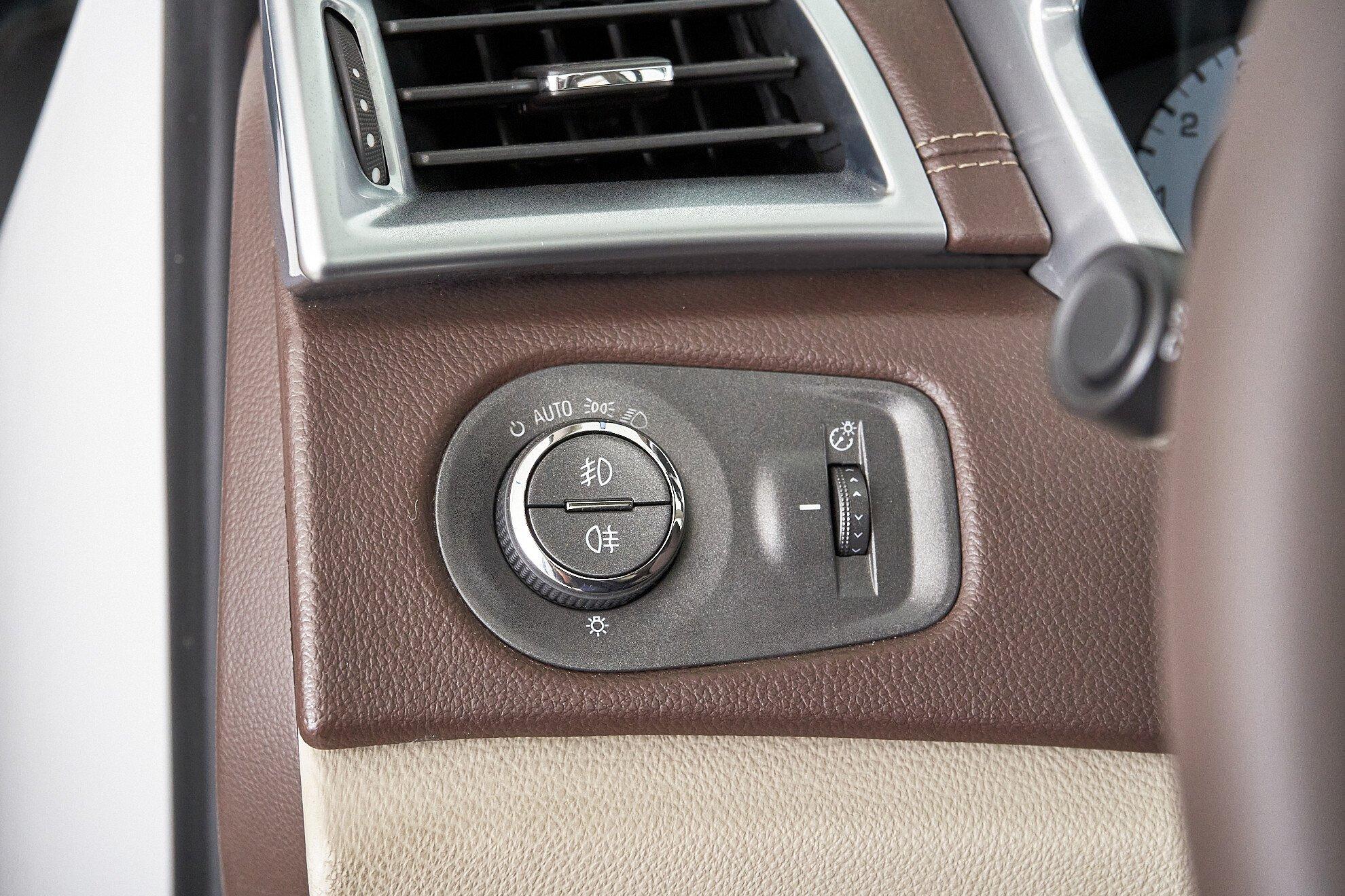 Cadillac SRX 2011, белый