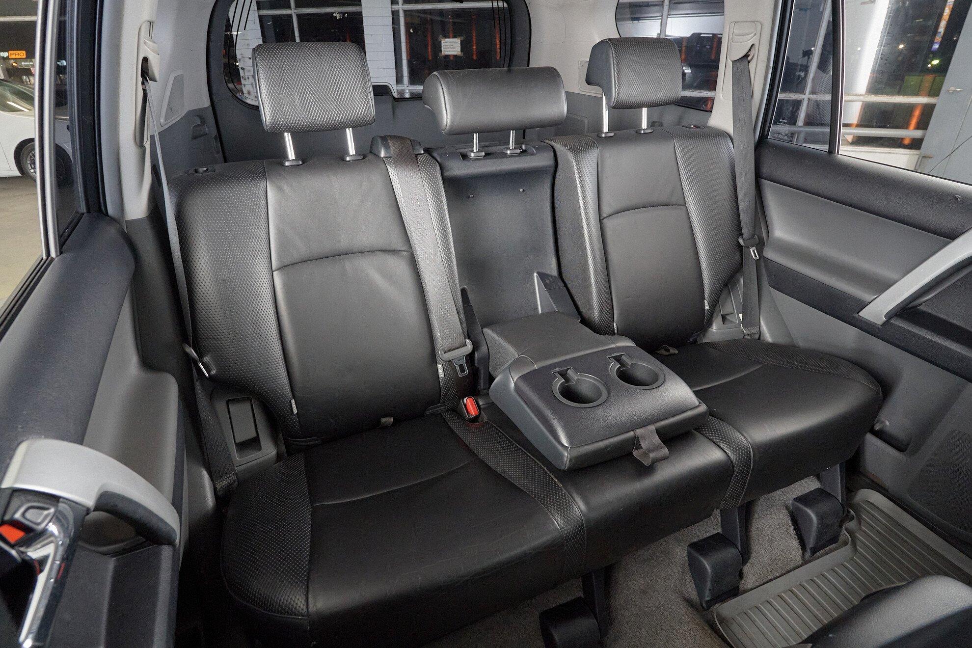 Toyota Land Cruiser Prado 2011, серый
