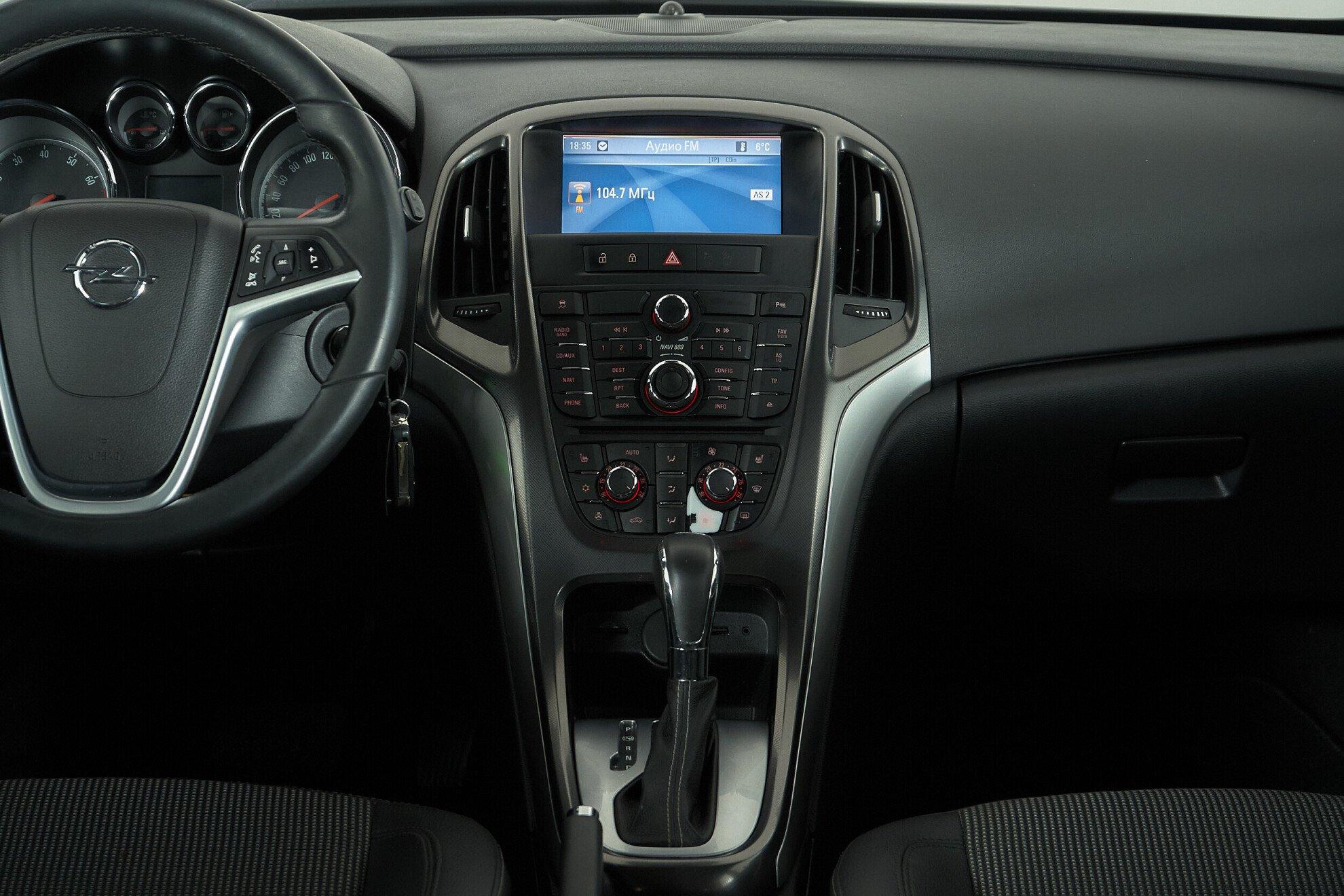 Opel Astra 2011, белый