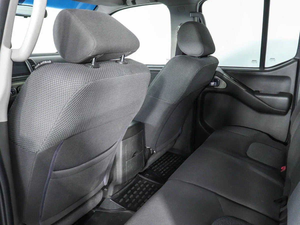 Nissan Navara (Frontier) 2009, серый