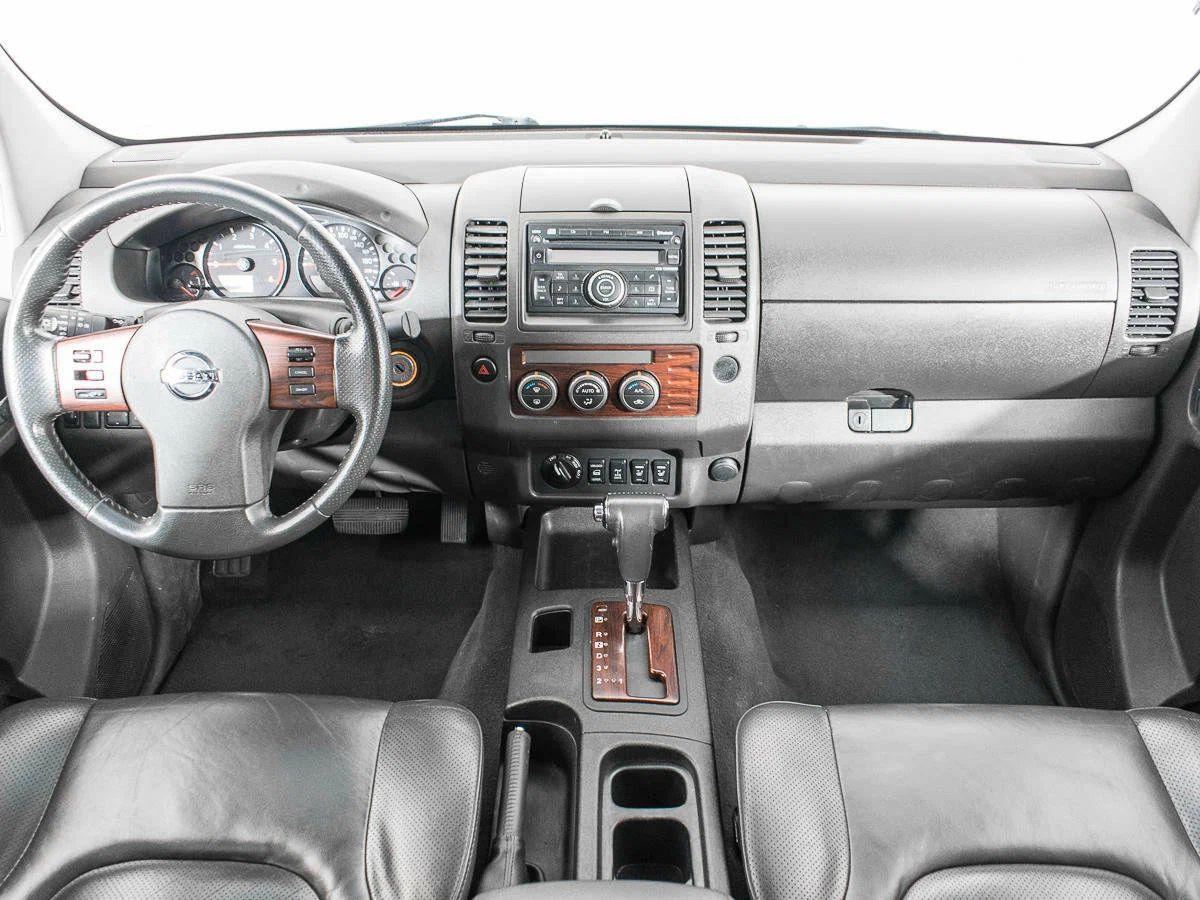 Nissan Navara (Frontier) 2010, серебряный