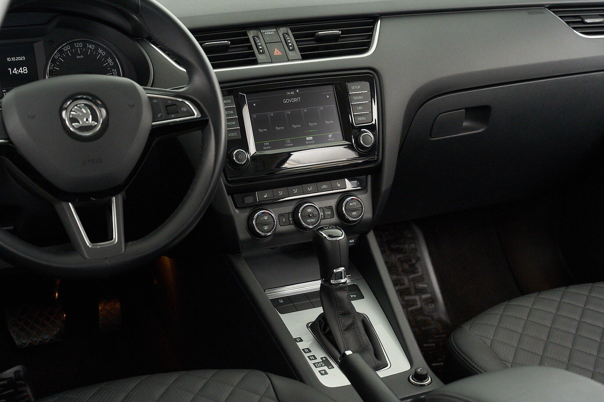 Skoda Octavia 2015, черный