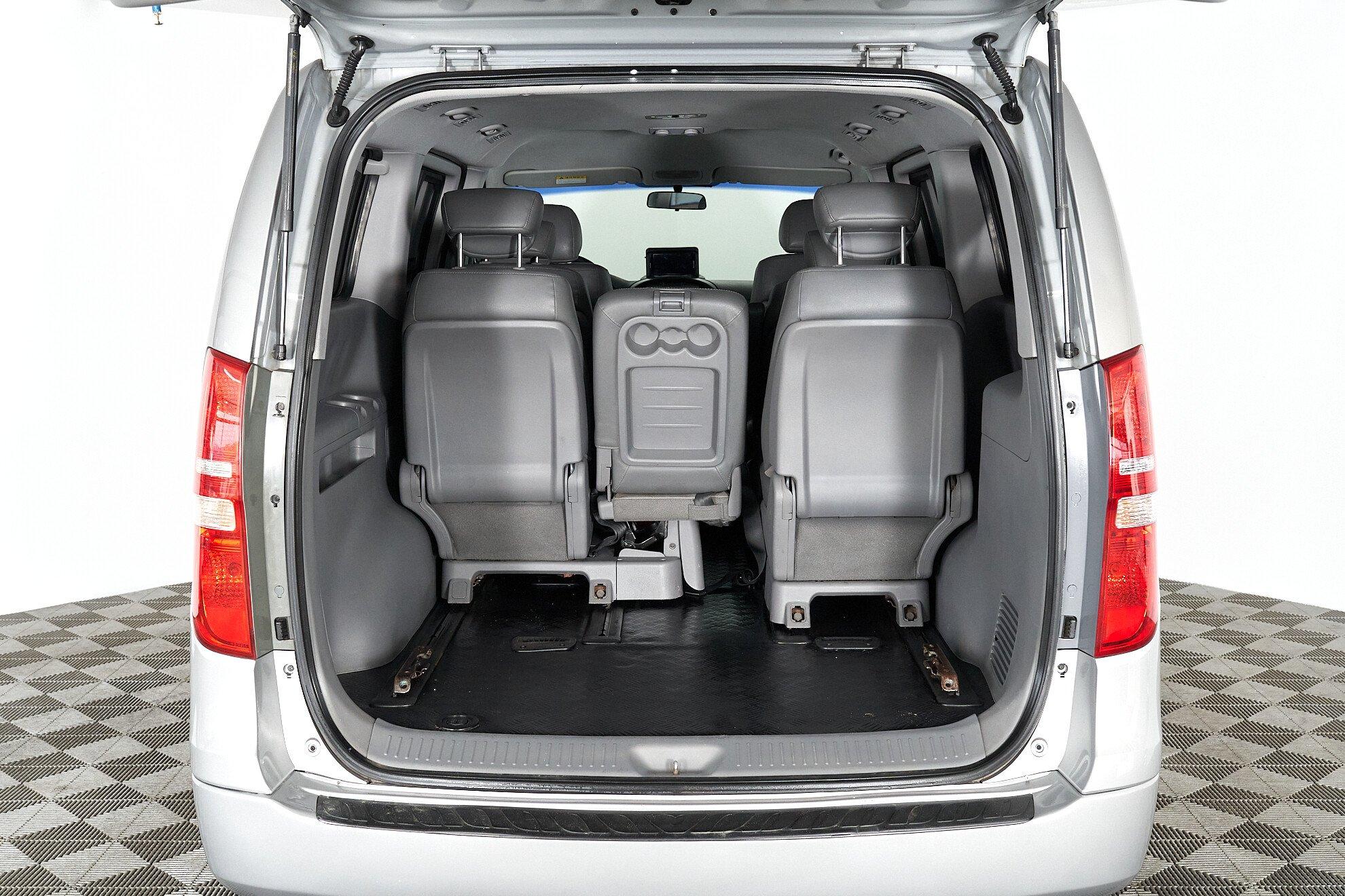 Hyundai Grand Starex 2011, серый