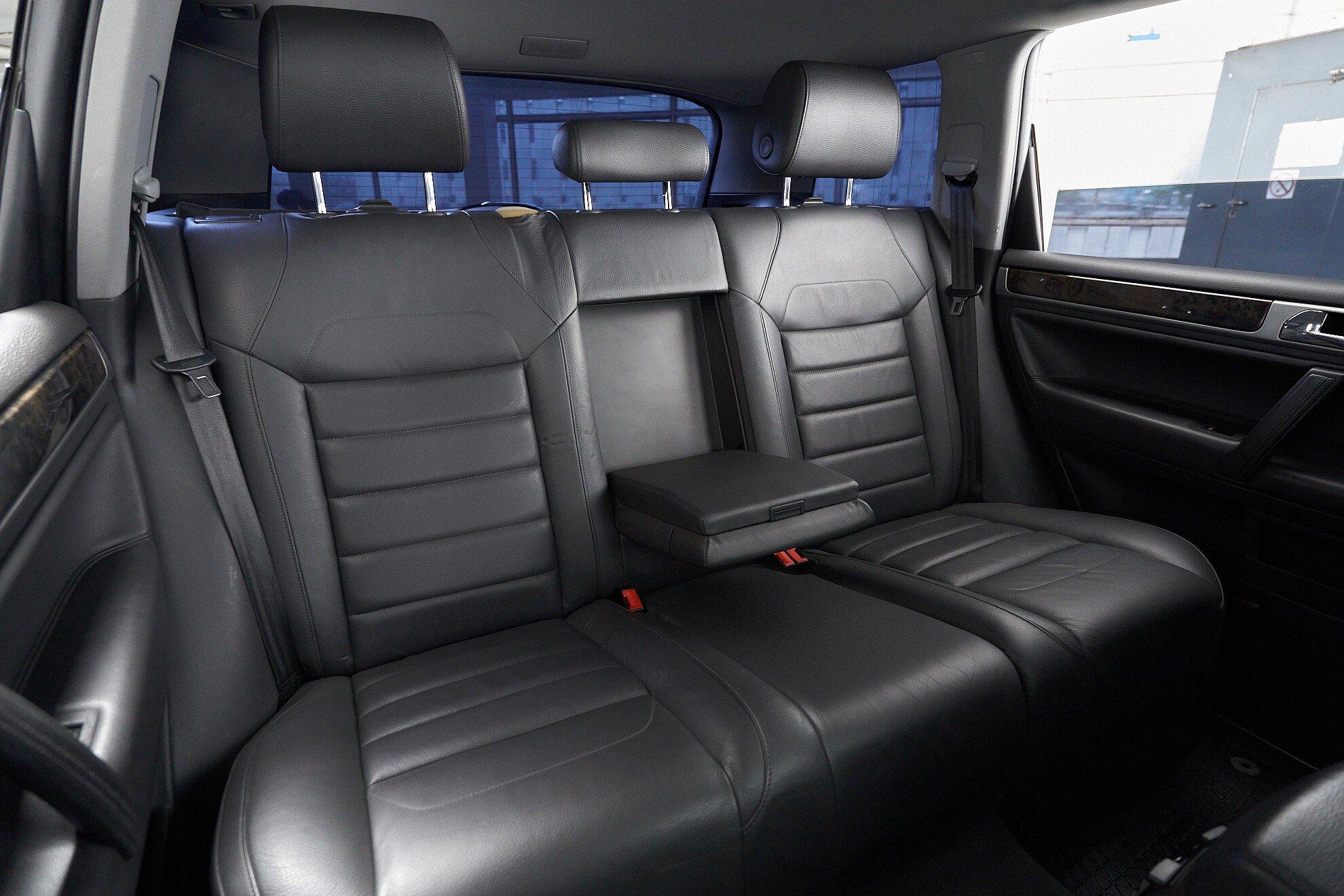 Volkswagen Touareg 2007, черный