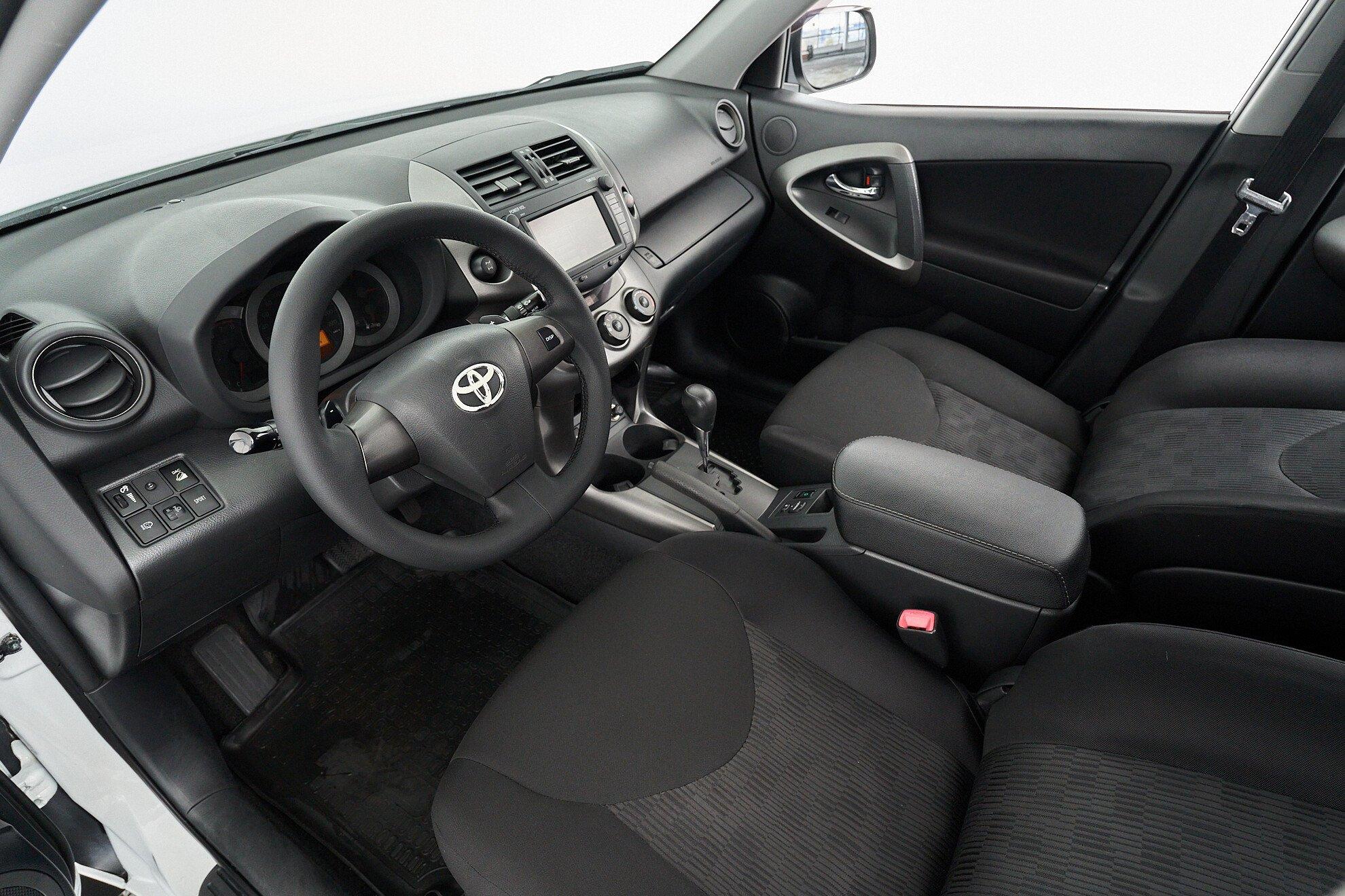 Toyota RAV4 2012, белый