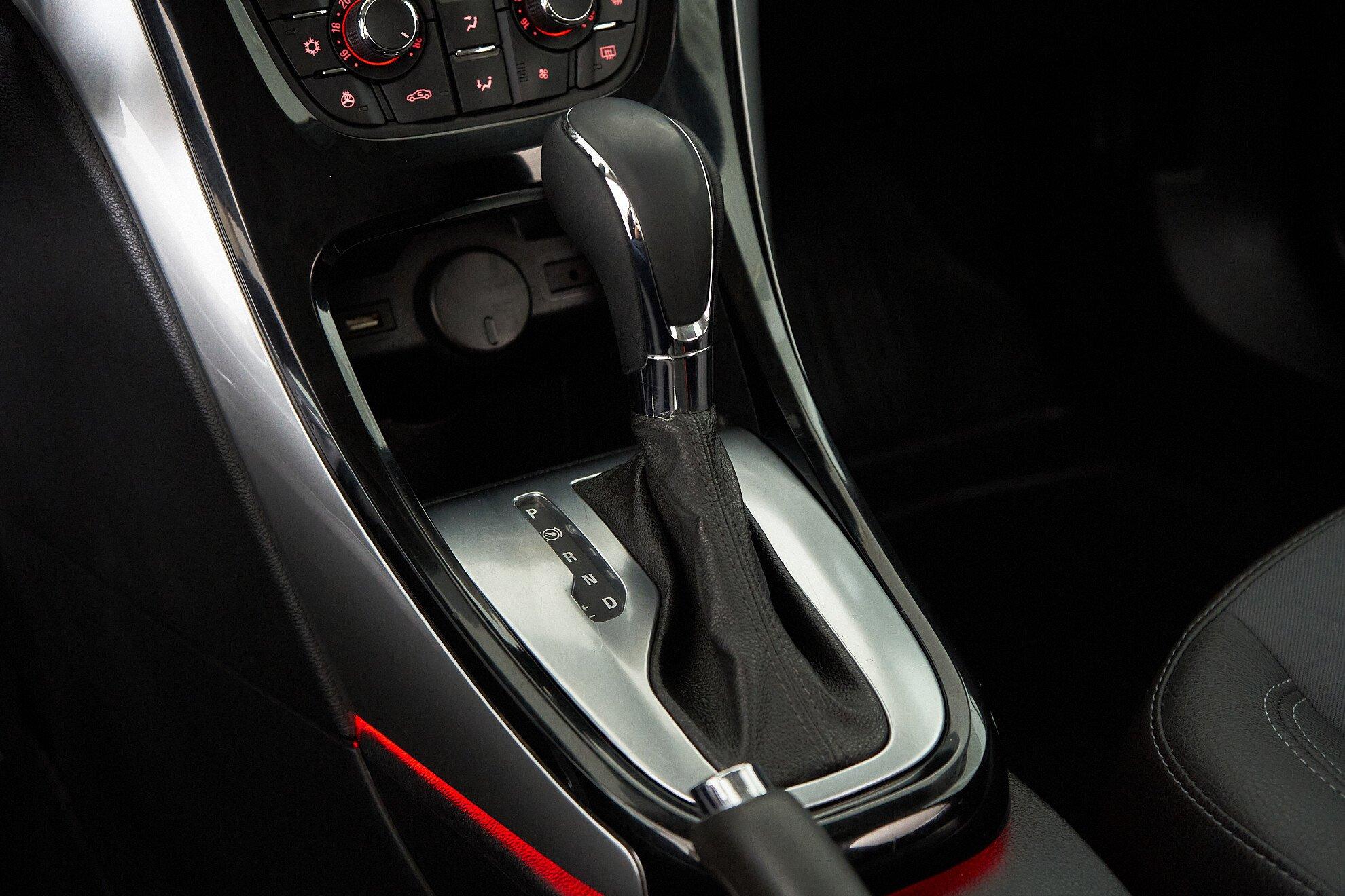 Opel Astra 2015, серый
