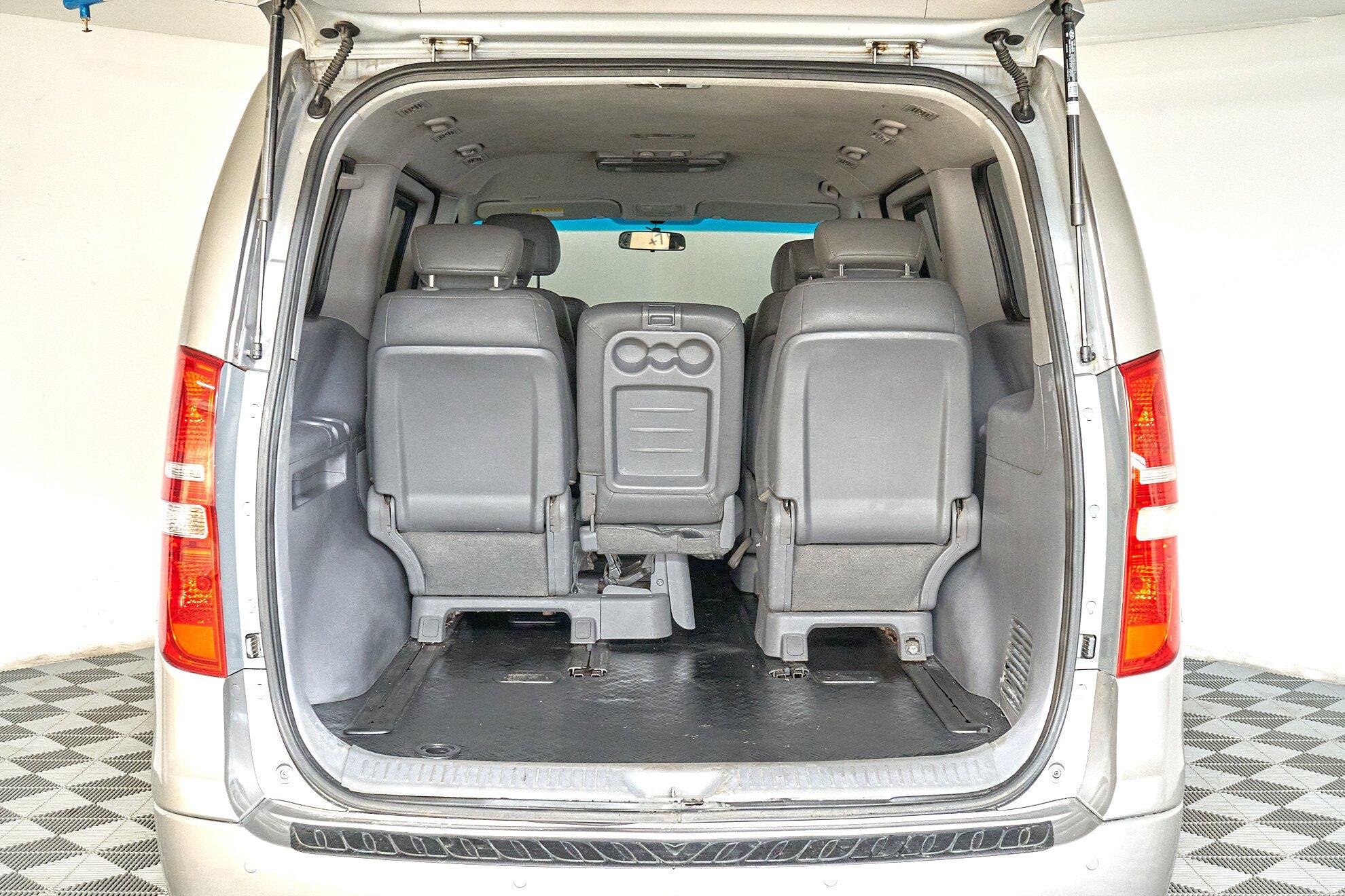 Hyundai Grand Starex 2010, серебряный
