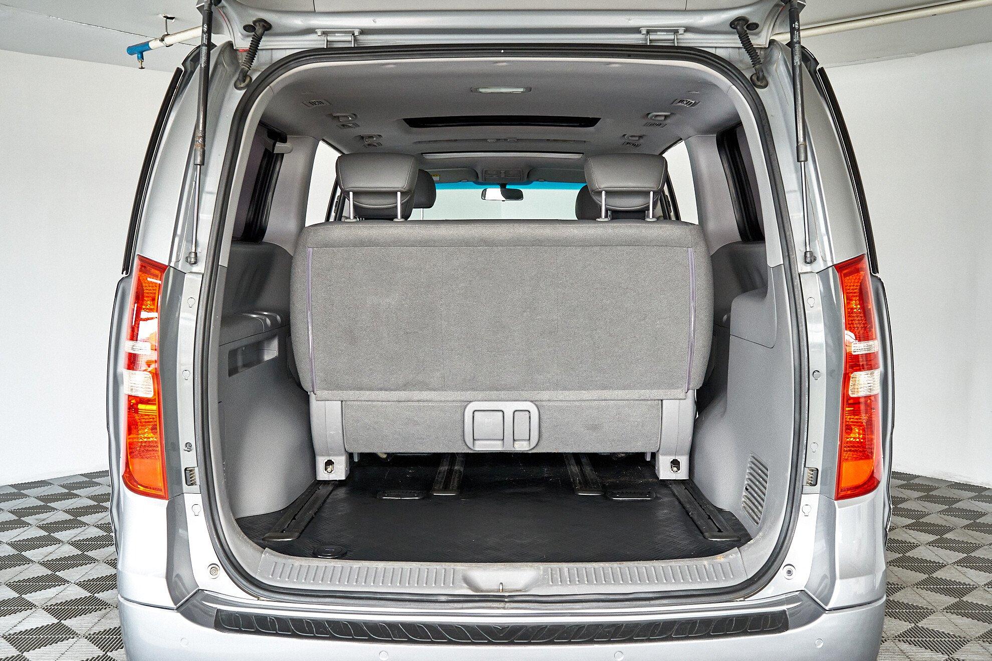 Hyundai Grand Starex 2012, серебряный